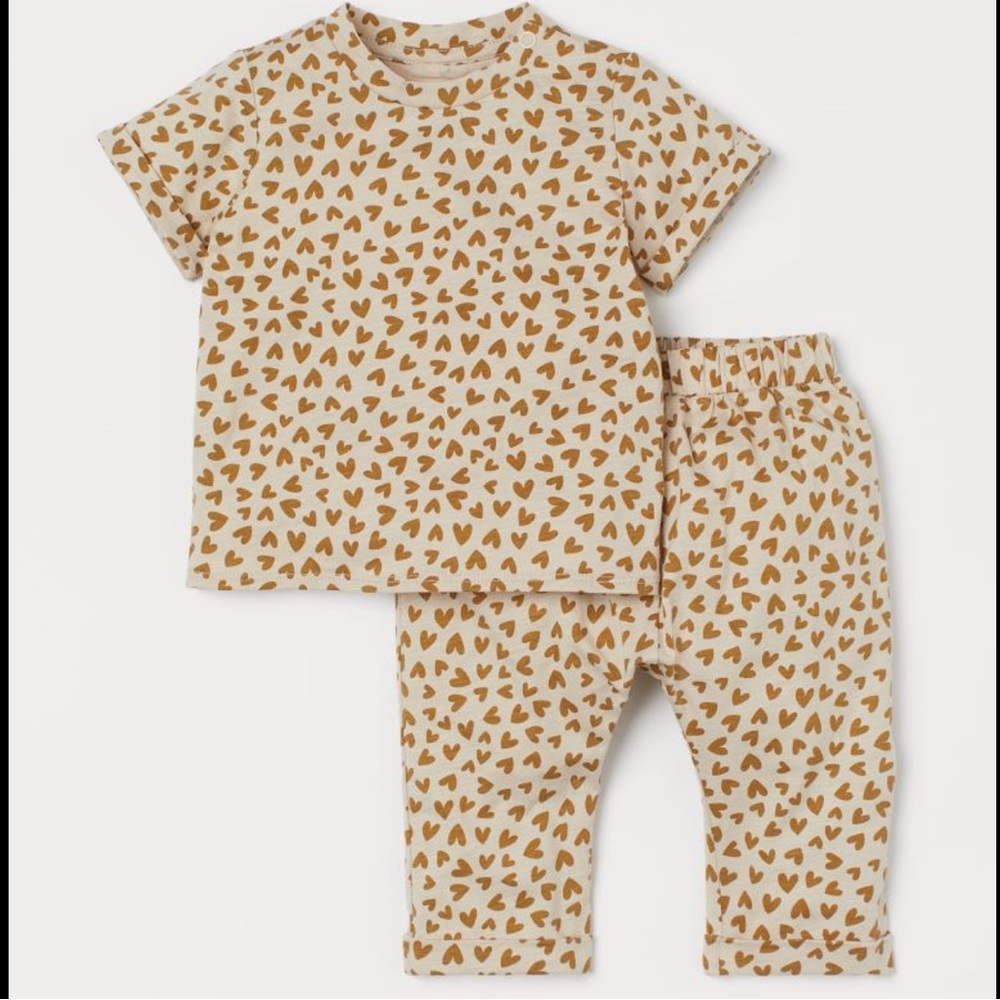 H&M 2 piece baby cotton outfit set - size 4-6M (6M) Light Beige Hearts